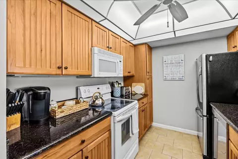 Kitchen - 333 NE Golfview Cir, Stuart, FL 34996 photo 3 of 4