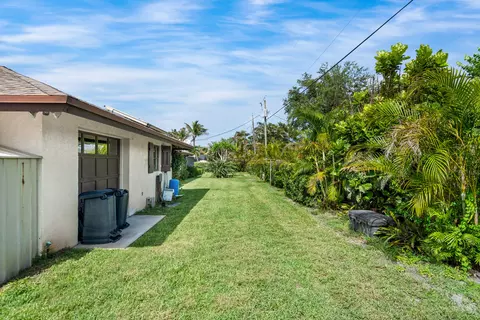 Exterior - 4680 SE Glen Ridge Trl, Stuart, FL 34997 photo 8 of 15