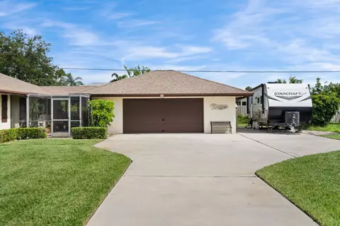 Exterior - 4680 SE Glen Ridge Trl, Stuart, FL 34997 photo 4 of 15