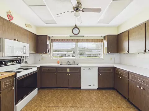 Kitchen - 1501 SE 8th Dr, Okeechobee, FL 34974 photo 2 of 3