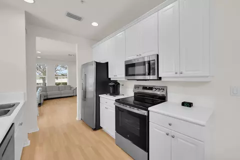 Kitchen - 4154 Stadium Dr, Jupiter, FL 33458 photo 3 of 4