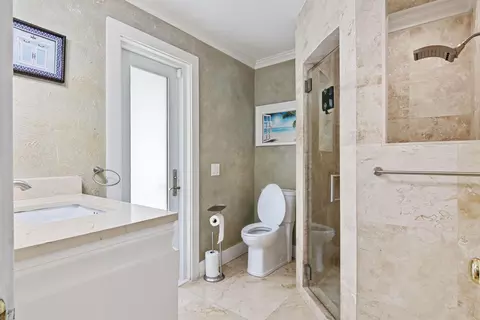 Bath - 16686 Golfview Dr, Weston, FL 33326 photo 2 of 9