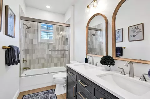 Bath - 111 Leather Leaf Dr, Jupiter, FL 33458 photo 10 of 11