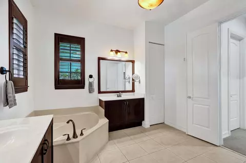 Bath - 111 Leather Leaf Dr, Jupiter, FL 33458 photo 4 of 11