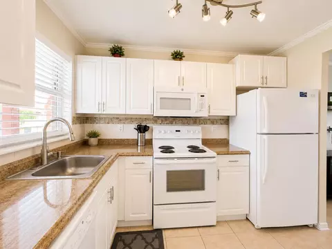2651 Sunrise Lakes Dr E #310, Sunrise, FL 33322