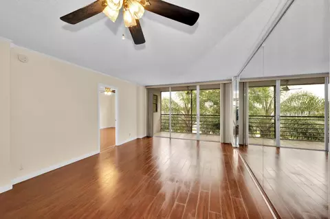 118 Royal Park Dr #4G, Oakland Park, FL 33309