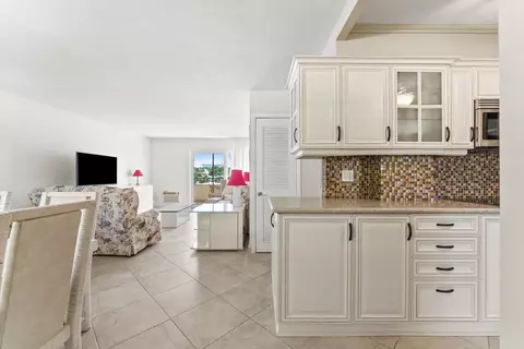 220 Kings Point Dr #210, Sunny Isles Beach, FL 33160