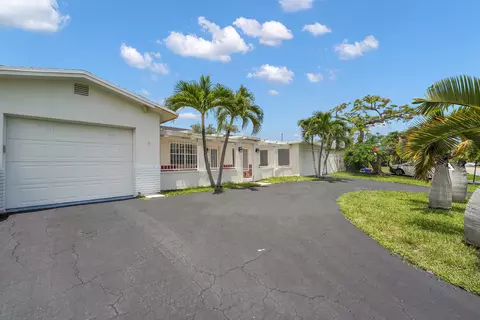 555 NW 50th Pl, Boca Raton, FL 33431