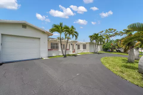 555 NW 50th Pl, Boca Raton, FL 33431