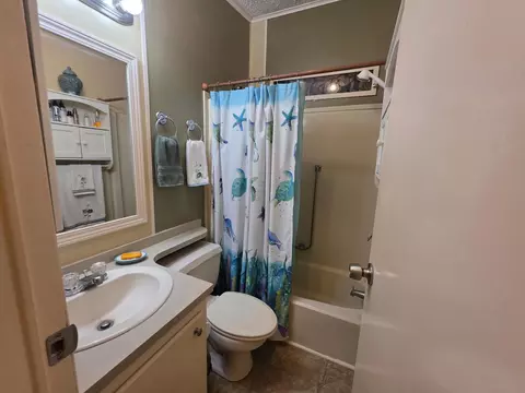 Bath - 5354 SE 64th Ter, Okeechobee, FL 34974 photo 1 of 2