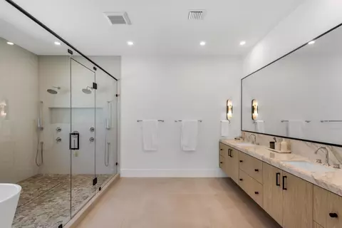 Bath - 2420 NE 48th St, Lighthouse Point, FL 33064 photo 3 of 8
