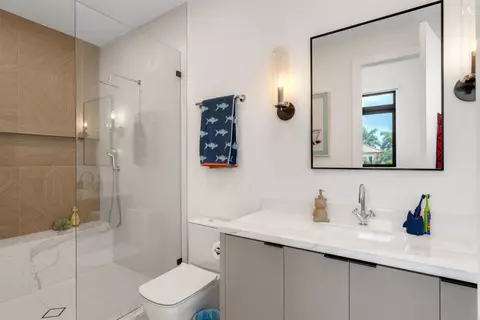 Bath - 2420 NE 48th St, Lighthouse Point, FL 33064 photo 5 of 8