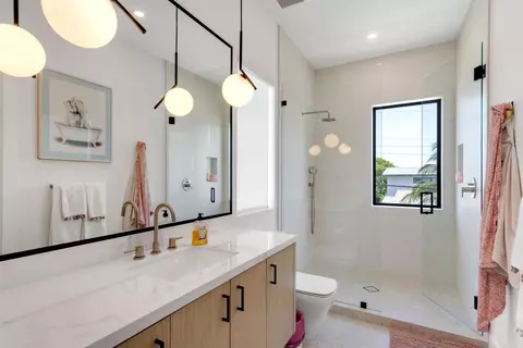 Bath - 2420 NE 48th St, Lighthouse Point, FL 33064 photo 6 of 8