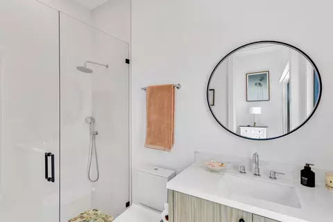 Bath - 2420 NE 48th St, Lighthouse Point, FL 33064 photo 2 of 8