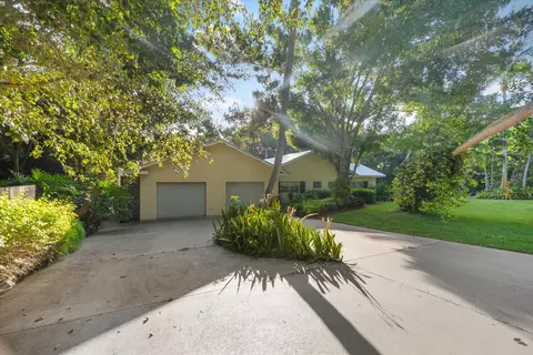 Exterior - 24 N Via Lucindia, Sewalls Point, FL 34996 photo 5 of 15