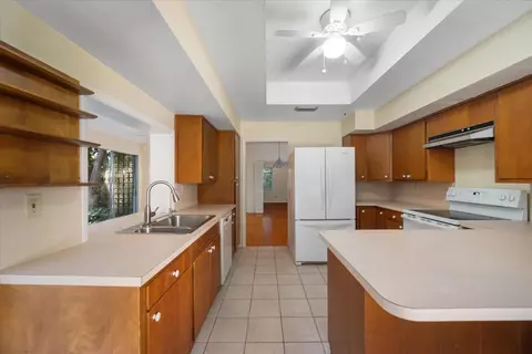 Kitchen - 24 N Via Lucindia, Sewalls Point, FL 34996 photo 2 of 5