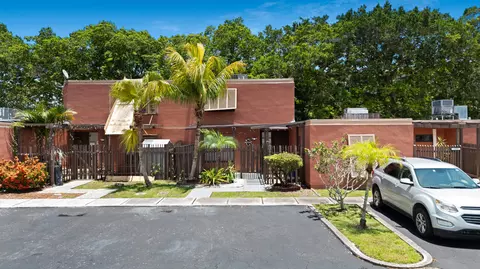 1517 Fairway Rd, Pembroke Pines, FL 33026