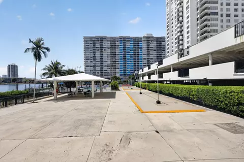 2780 NE 183rd St #112, Aventura, FL 33160