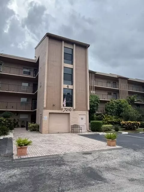 7210 Lake Cir Dr, Margate, FL 33063