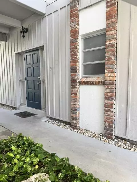 340 Orange Tree Dr, Atlantis, FL 33462