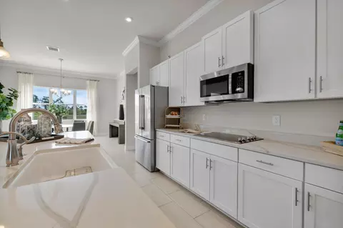 Kitchen - 735 SW Pennfield Ter, Stuart, FL 34997 photo 4 of 5