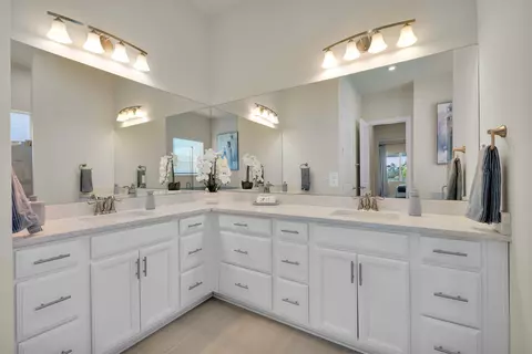 Bath - 735 SW Pennfield Ter, Stuart, FL 34997 photo 2 of 5
