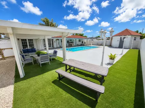 7120 SW 13th St, Pembroke Pines, FL 33023