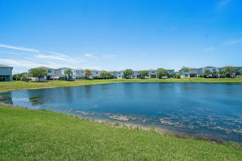 View/Area - 1091 Verde Ct, Lighthouse Point, FL 33064 photo 3 of 4