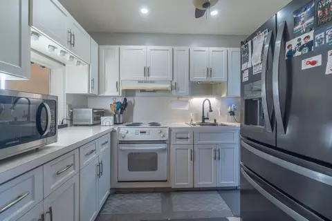 Kitchen - 2050 NE 39th St #211E, Lighthouse Point, FL 33064 photo 2 of 3