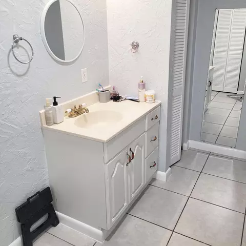 Bath - 208 Edmund St, Jupiter, FL 33458 photo 3 of 4