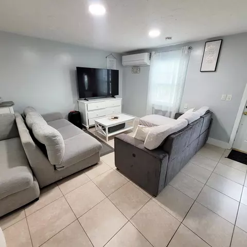 Living - 208 Edmund St, Jupiter, FL 33458 photo 2 of 3