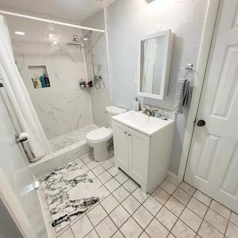 Bath - 208 Edmund St, Jupiter, FL 33458 photo 2 of 4