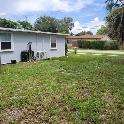 Exterior - 208 Edmund St, Jupiter, FL 33458 photo 7 of 8