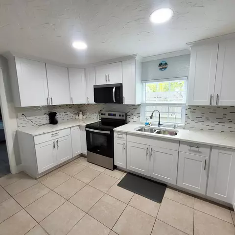 Kitchen - 208 Edmund St, Jupiter, FL 33458 photo 4 of 4