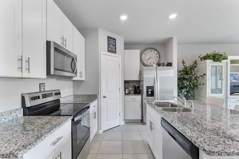 Kitchen - 3947 SE Mentmore Ln, Stuart, FL 34997 photo 4 of 5