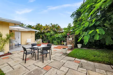 Exterior - 414 Pittsburgh Dr, Jupiter, FL 33458 photo 5 of 12
