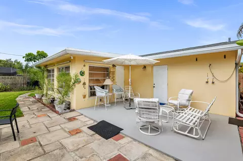 Exterior - 414 Pittsburgh Dr, Jupiter, FL 33458 photo 3 of 12