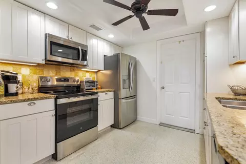 Kitchen - 414 Pittsburgh Dr, Jupiter, FL 33458 photo 2 of 2