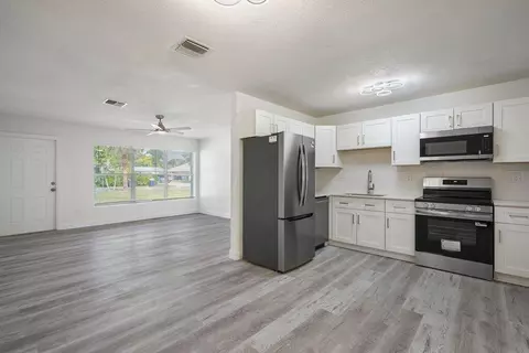 911 SE Dolphin Dr, Stuart, FL 34996 photo 5
