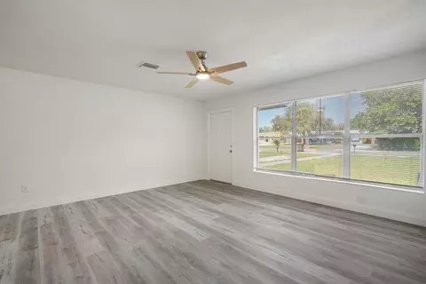 911 SE Dolphin Dr, Stuart, FL 34996 photo 2