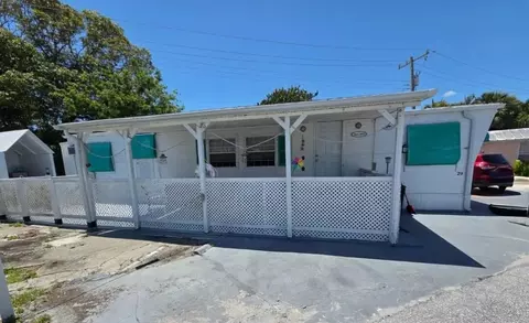 29 Pine Ridge Dr, Riviera Beach, FL 33404
