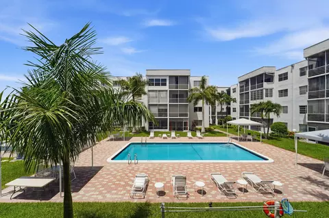 3000 E Sunrise Lakes Dr E #223, Sunrise, FL 33322