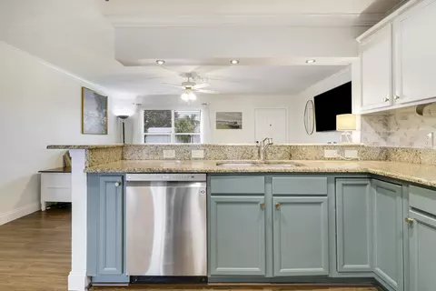 Kitchen - 104 Banyan Cir, Jupiter, FL 33458 photo 4 of 7