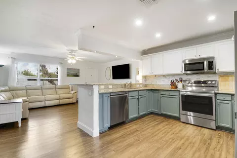 Kitchen - 104 Banyan Cir, Jupiter, FL 33458 photo 1 of 7