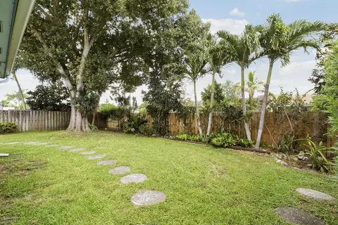 Exterior - 104 Banyan Cir, Jupiter, FL 33458 photo 5 of 6