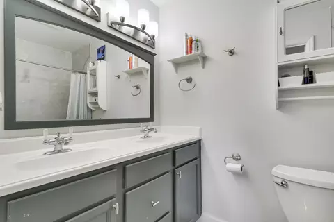 Bath - 104 Banyan Cir, Jupiter, FL 33458 photo 2 of 3