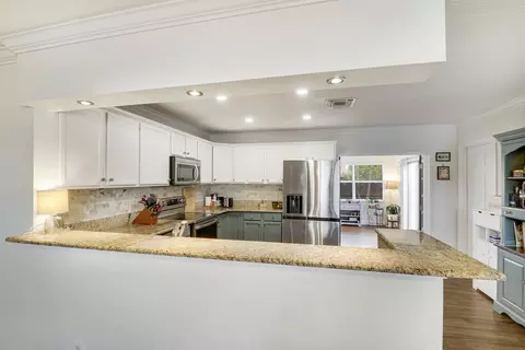 Kitchen - 104 Banyan Cir, Jupiter, FL 33458 photo 5 of 7