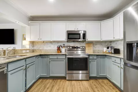 Kitchen - 104 Banyan Cir, Jupiter, FL 33458 photo 2 of 7