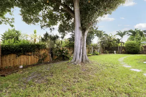 Exterior - 104 Banyan Cir, Jupiter, FL 33458 photo 6 of 6