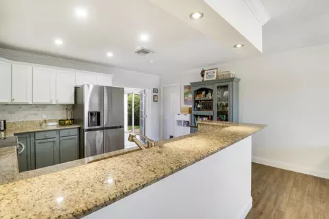 Kitchen - 104 Banyan Cir, Jupiter, FL 33458 photo 6 of 7